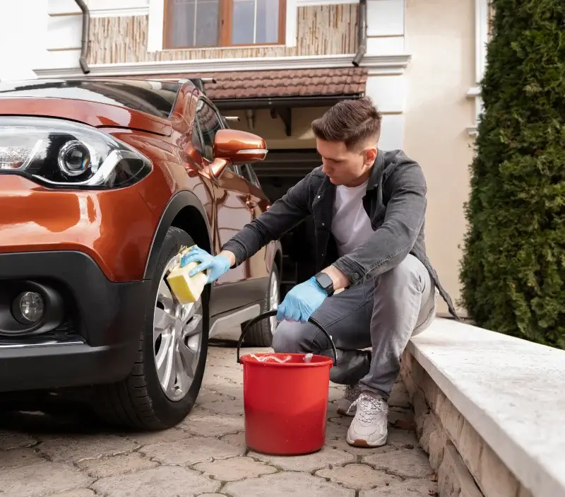 Lavage auto à domicile Volstroff : professionnel intervenant sur un véhicule